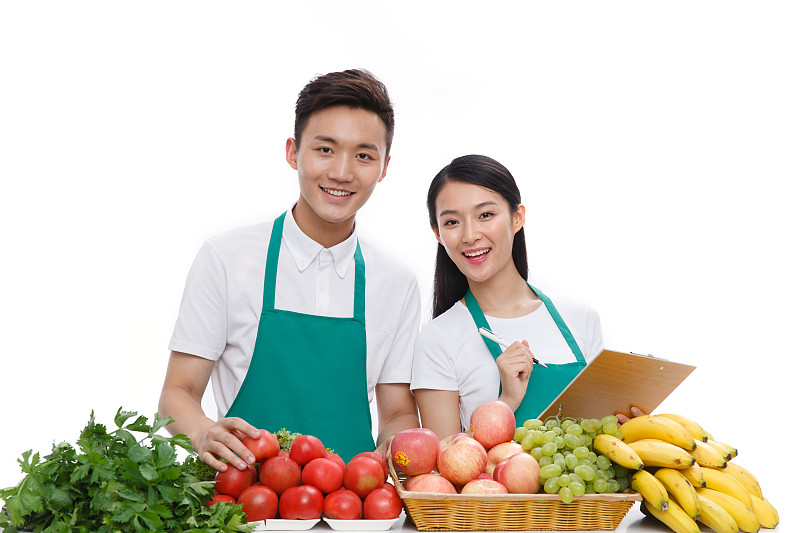 超市销售人员售卖水果和蔬菜图片素材
