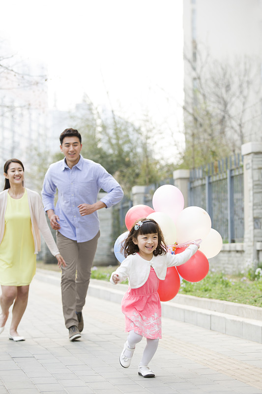 幸福的三口之家和气球图片下载