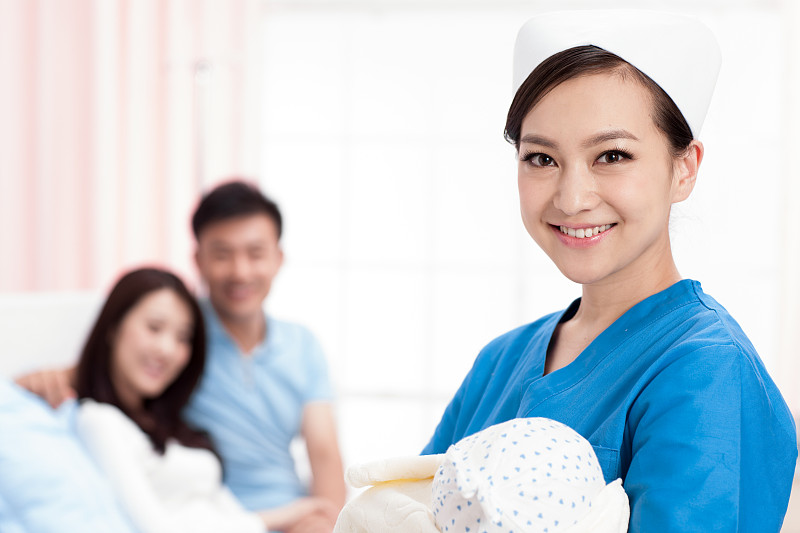 年轻女护士抱着婴儿图片下载