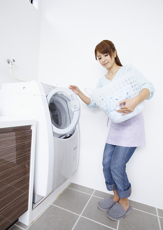 中年妇女洗衣服图片下载