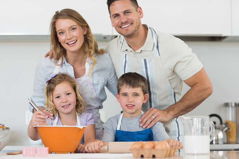 快乐的一家人在厨房柜台一起烘焙饼干图片下载