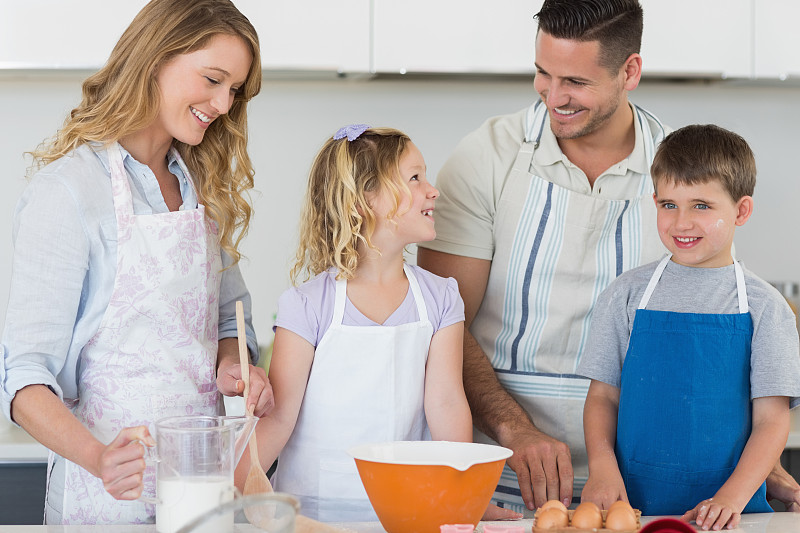 快乐的家庭在厨房里一起烘焙饼干图片下载