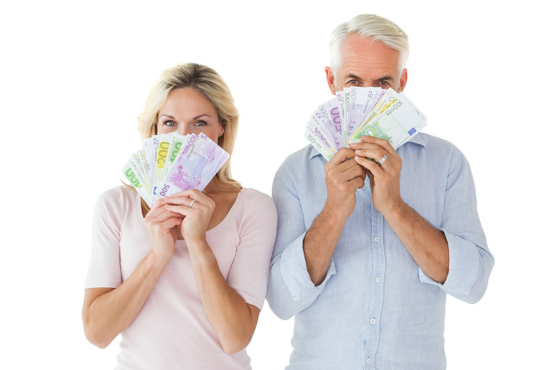 一对幸福的夫妇在白色背景上亮出他们的钞票图片下载