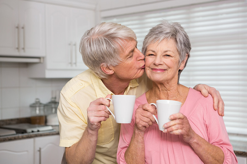 老夫妇在厨房里一起喝咖啡图片下载