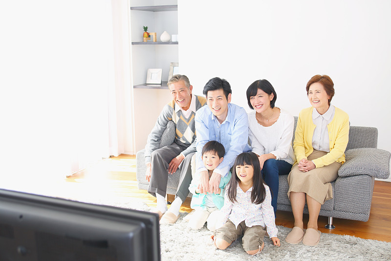 三代日本人坐在客厅的沙发上图片下载