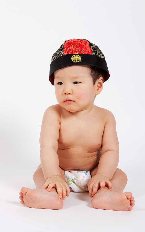 戴着中国帽子的男孩图片下载