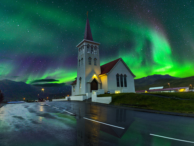 冰岛极光和道路图片下载