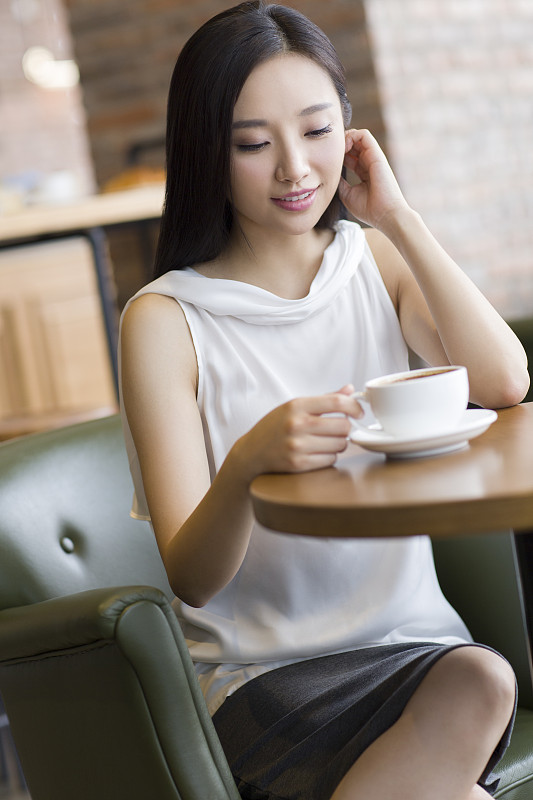 年轻女士在咖啡厅喝咖啡图片