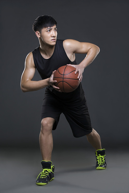 年轻男子打篮球图片下载