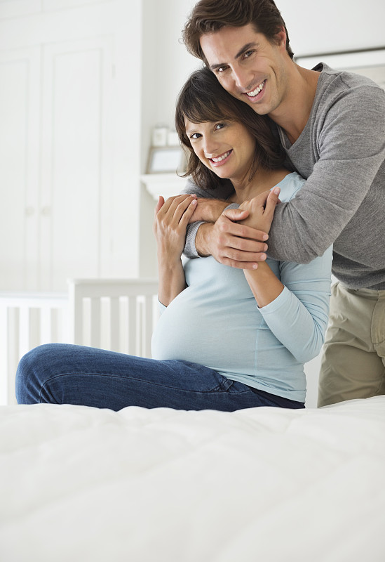 男人在床上拥抱怀孕的女友图片下载