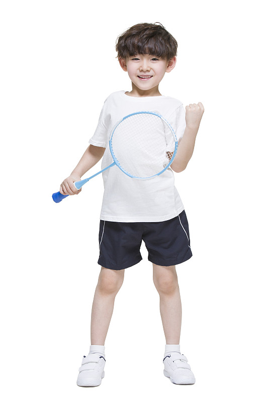 可爱的小男孩打羽毛球图片下载