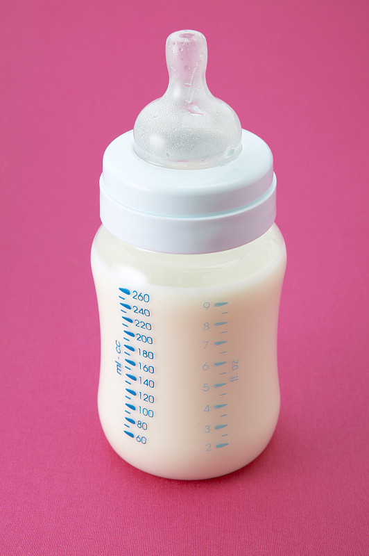 装满牛奶的婴儿奶瓶图片素材