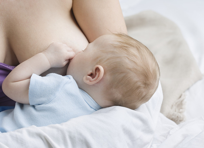 男婴母乳喂养图片素材