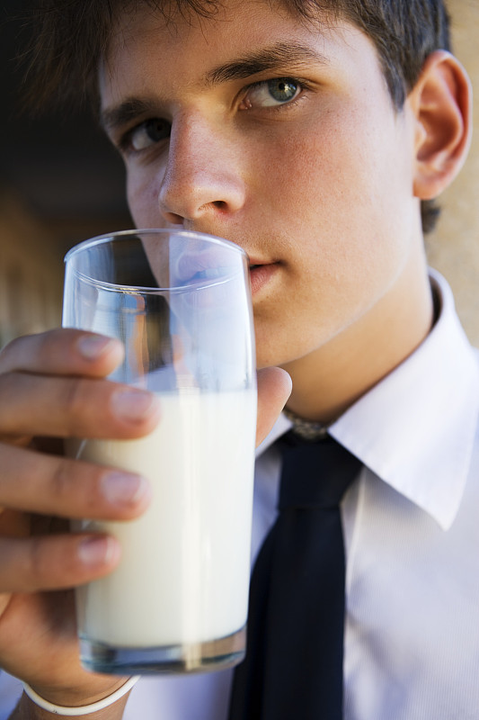 喝牛奶的高中生图片下载