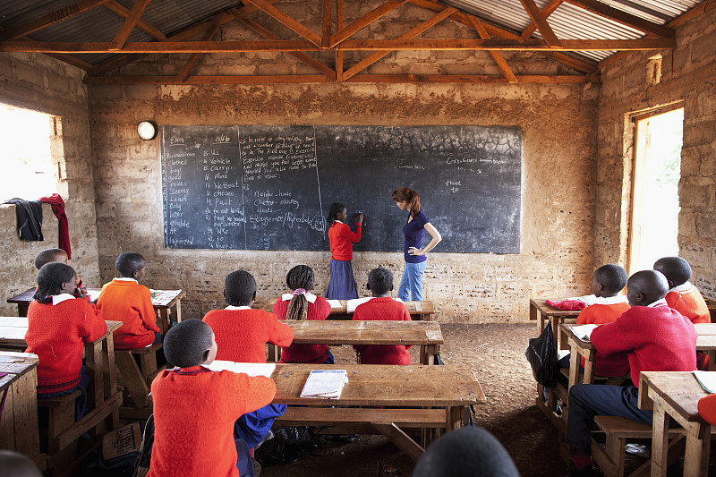 教师在学校里给孩子们上课，肯尼亚图片下载