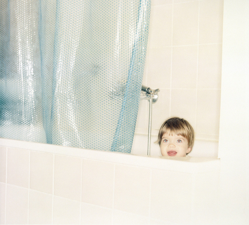 女孩在浴缸里图片下载
