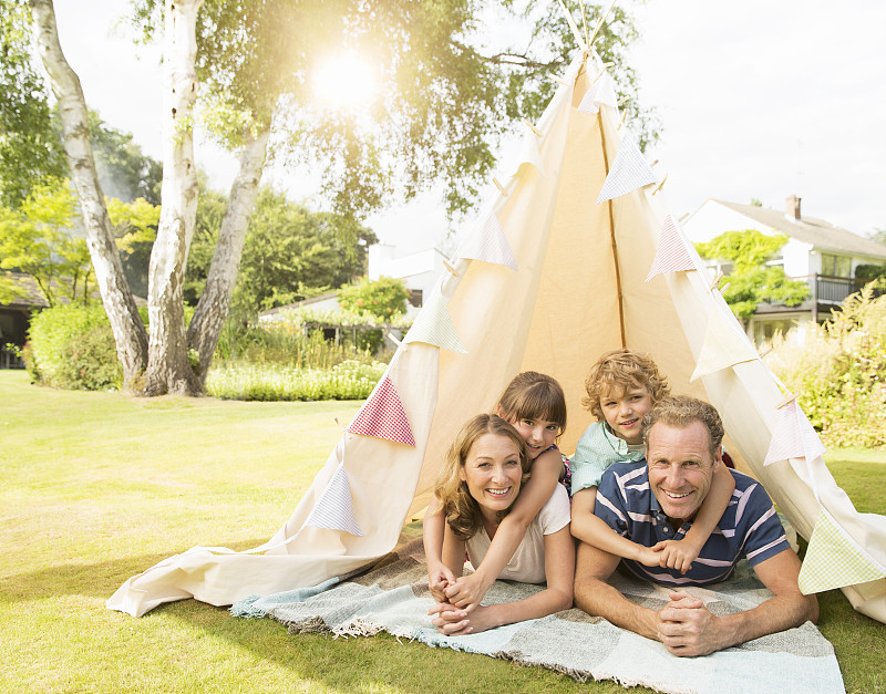 一家人在后院的帐篷里放松图片素材