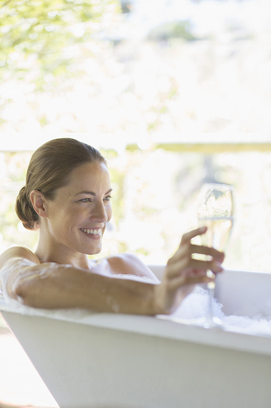 在浴缸里喝香槟的女人图片下载