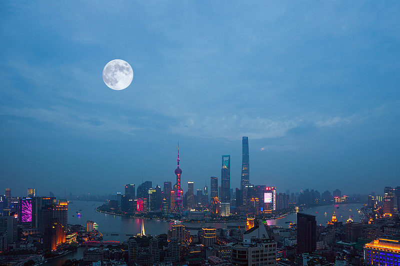 月光下的上海夜景图片素材