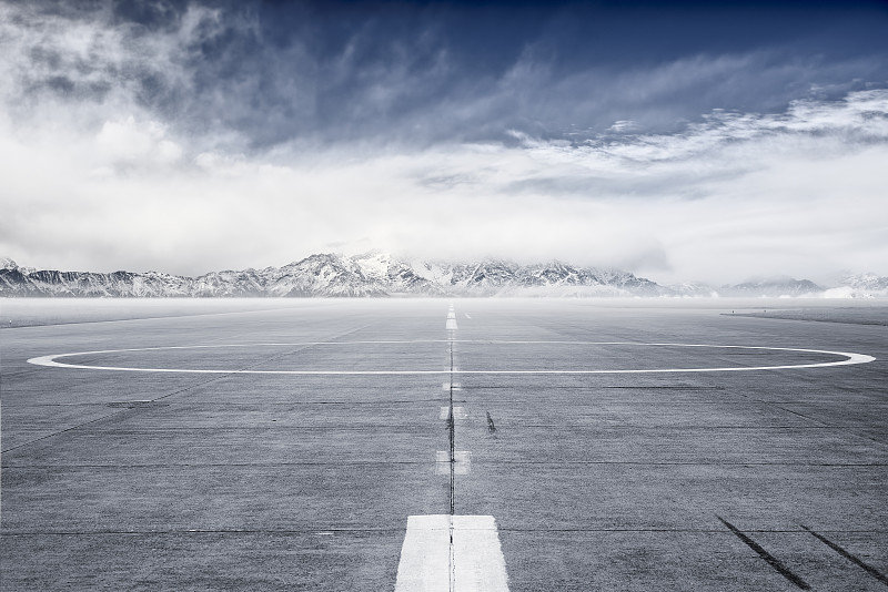 雪山云海背景的机场停机坪图片素材