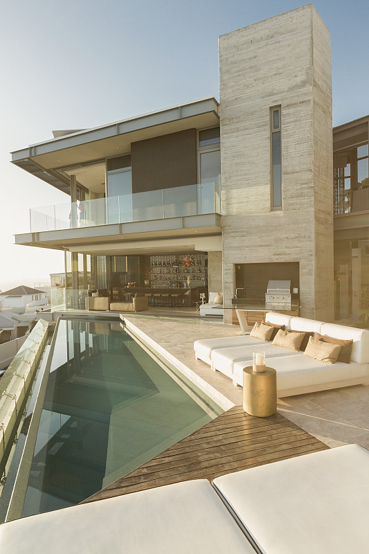 阳光现代豪华的家庭橱窗外观与lap pool图片下载