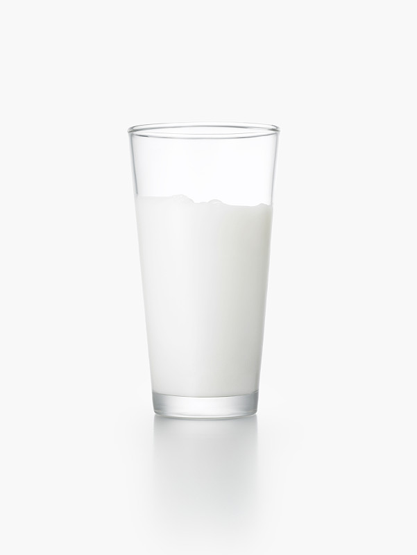 白色背景上的一杯牛奶图片下载