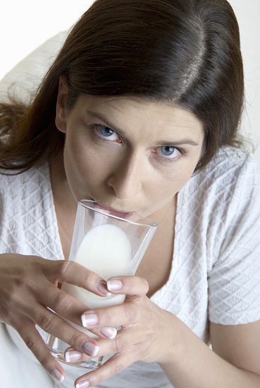 一个女人在喝一杯牛奶图片下载