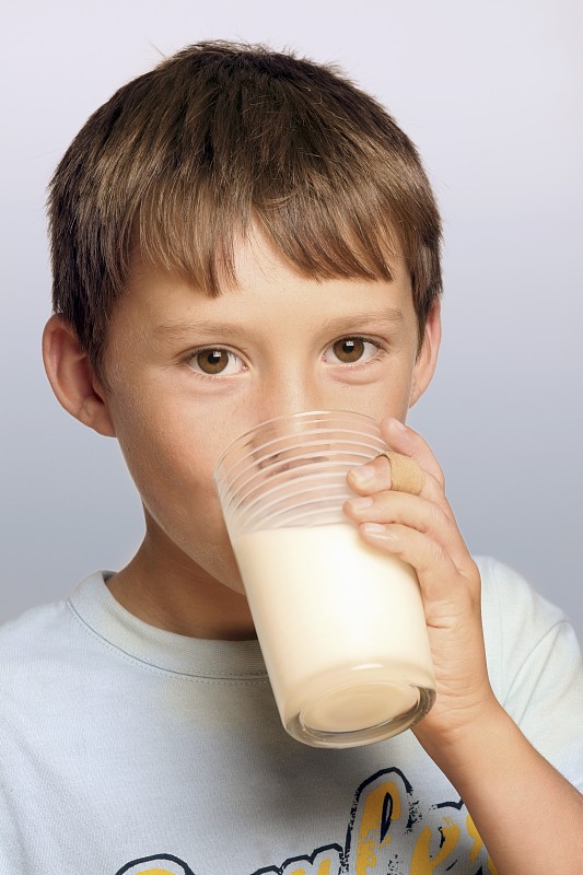 男孩喝了一杯牛奶图片下载