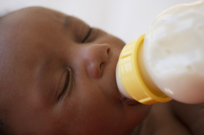 刚出生的黑宝宝在喝奶瓶里的水图片下载