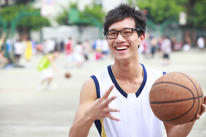年轻的亚洲大学生打篮球图片下载