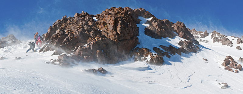登山者攀登雪峰高阿特拉斯摩洛哥非洲全景图片下载
