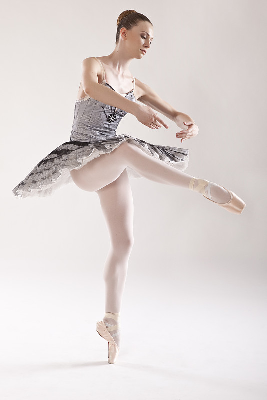 芭蕾舞演员单脚站立图片下载