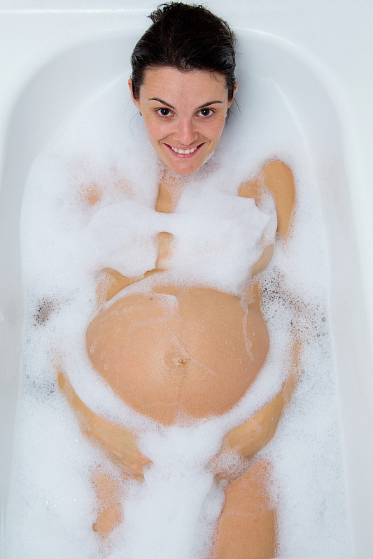 浴缸与孕妇图片下载
