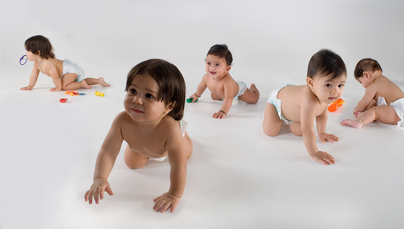 五个婴儿坐着玩玩具图片下载