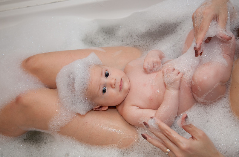 新生儿洗澡时间图片下载
