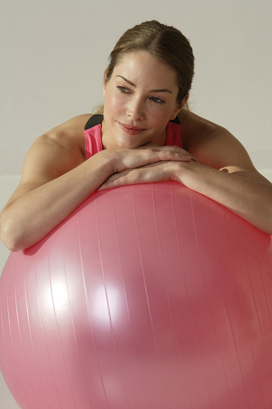 女人在锻炼后休息图片下载