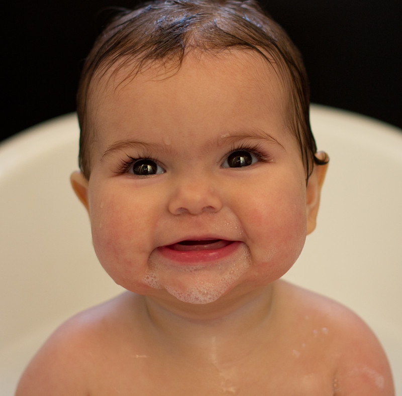 可爱的婴儿在洗澡微笑图片下载