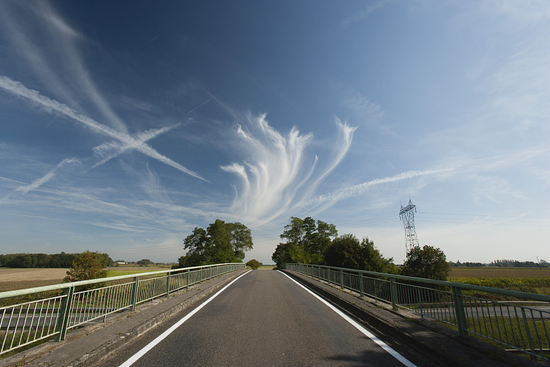 飘动的云和蒸汽在空中掠过大桥图片下载