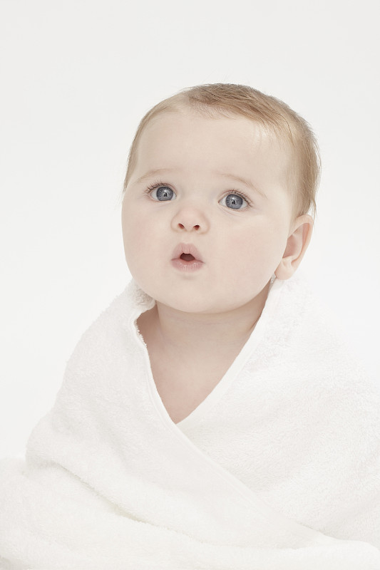 近距离的女婴穿着浴袍图片下载