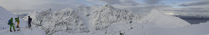 挪威，林根，滑雪者站在极地山峰上图片下载
