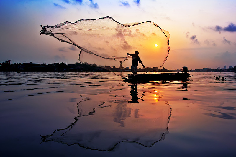 Chaophaya河上的渔夫图片下载