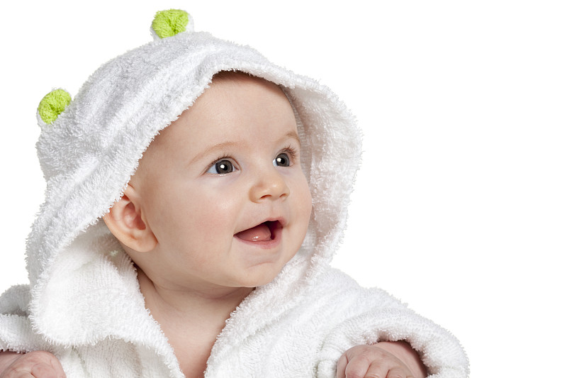 穿着浴袍的可爱小婴儿图片下载