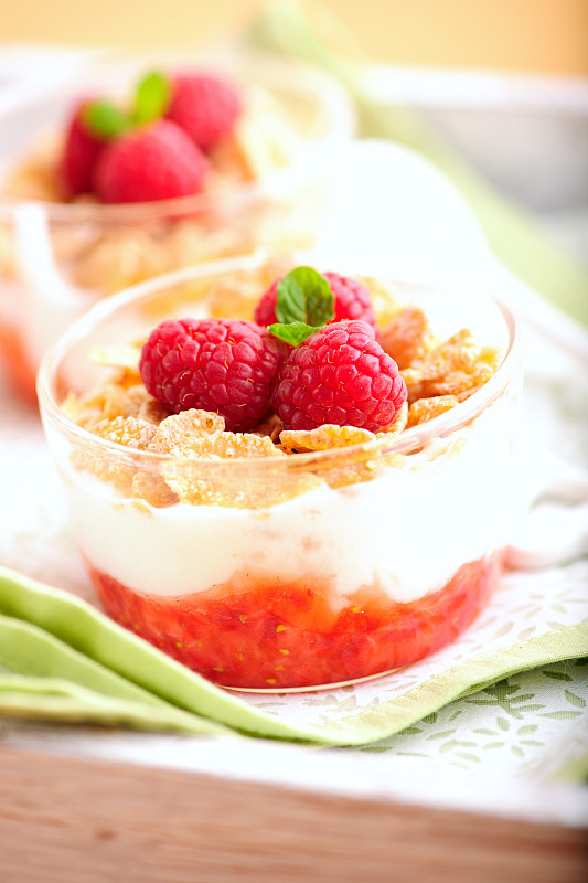 酸奶玉米片和新鲜树莓图片下载