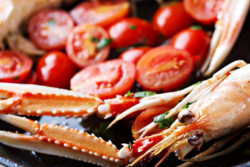 用西红柿和欧芹煮的虾图片下载