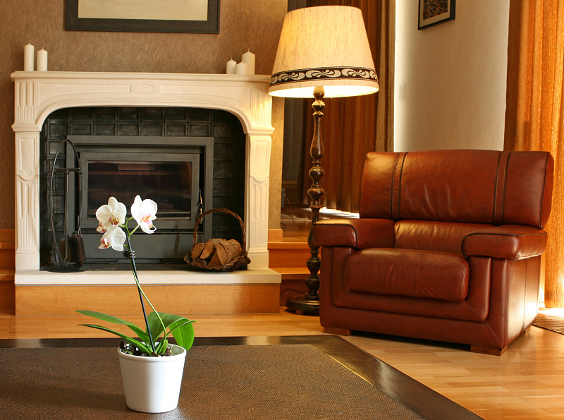 舒适的家庭内部:一个客厅与壁炉和扶手椅图片素材