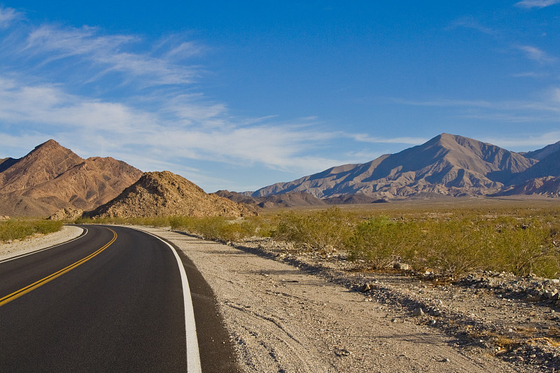 沙漠景观与弯曲的公路图片下载