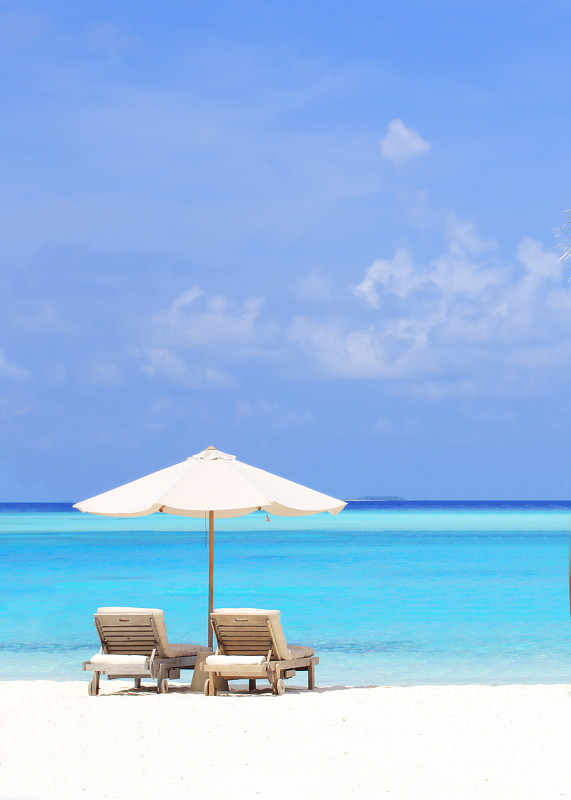 美丽的热带海滩，躺椅和阳伞。图片下载