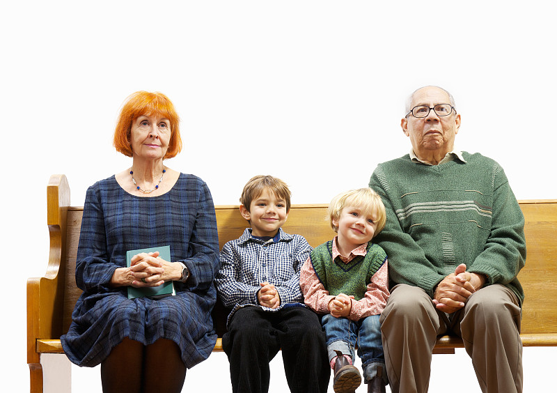 祖父母和孙子坐在教堂的长凳上图片下载