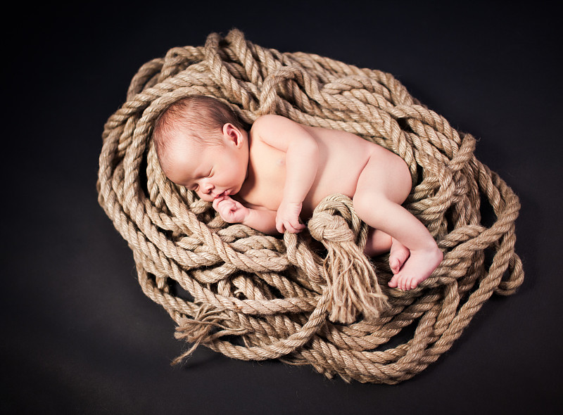 新生儿在绳索上滑倒图片下载