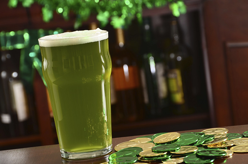 绿色啤酒，上面有绿色和金币图片素材